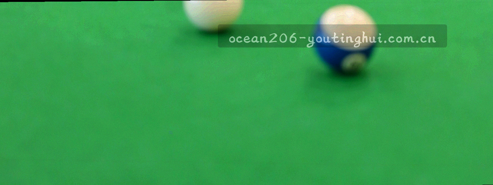 浅色水波纹与细密数据网格交叠的横向抽象纹理